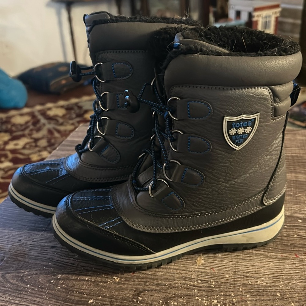 Totes winter boots

Lightly worn

Great condition

Kids size 3